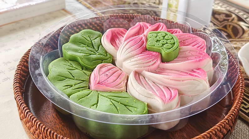 China's mooncakes get a fresh twist