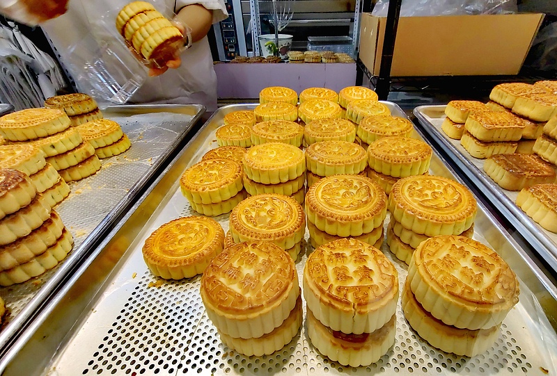 Enjoy them oven-fresh! Tourists and local residents buy freshly baked mooncakes at Daoli Market in Harbin, northeast China, on September 23, 2026. /VCG