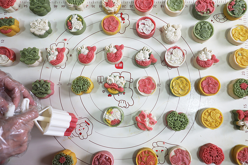 Too cute to eat? Residents make mooncakes in Tangshan, north China’s Hebei Province, on September 24, 2026. /VCG