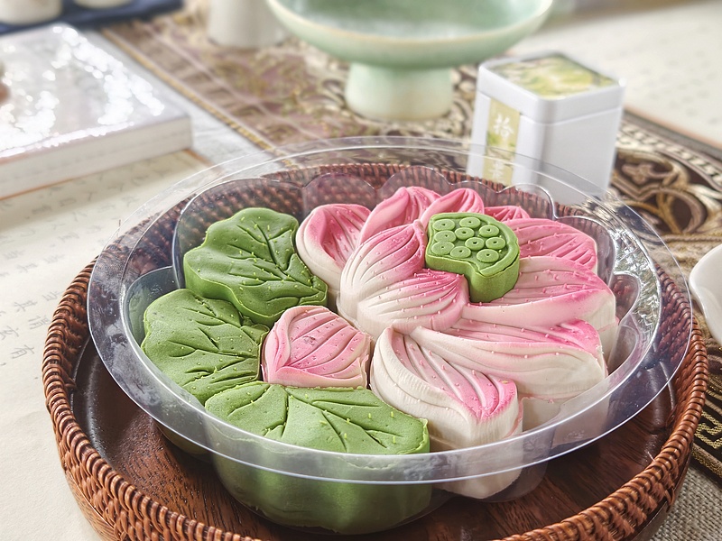 Who says mooncakes have to be round? Visitors sample mooncakes, including one shaped like a lotus flower, during an autumn-themed event marking the Mid-Autumn Festival in Rizhao, east China’s Shandong Province, on September 19, 2026. /VCG