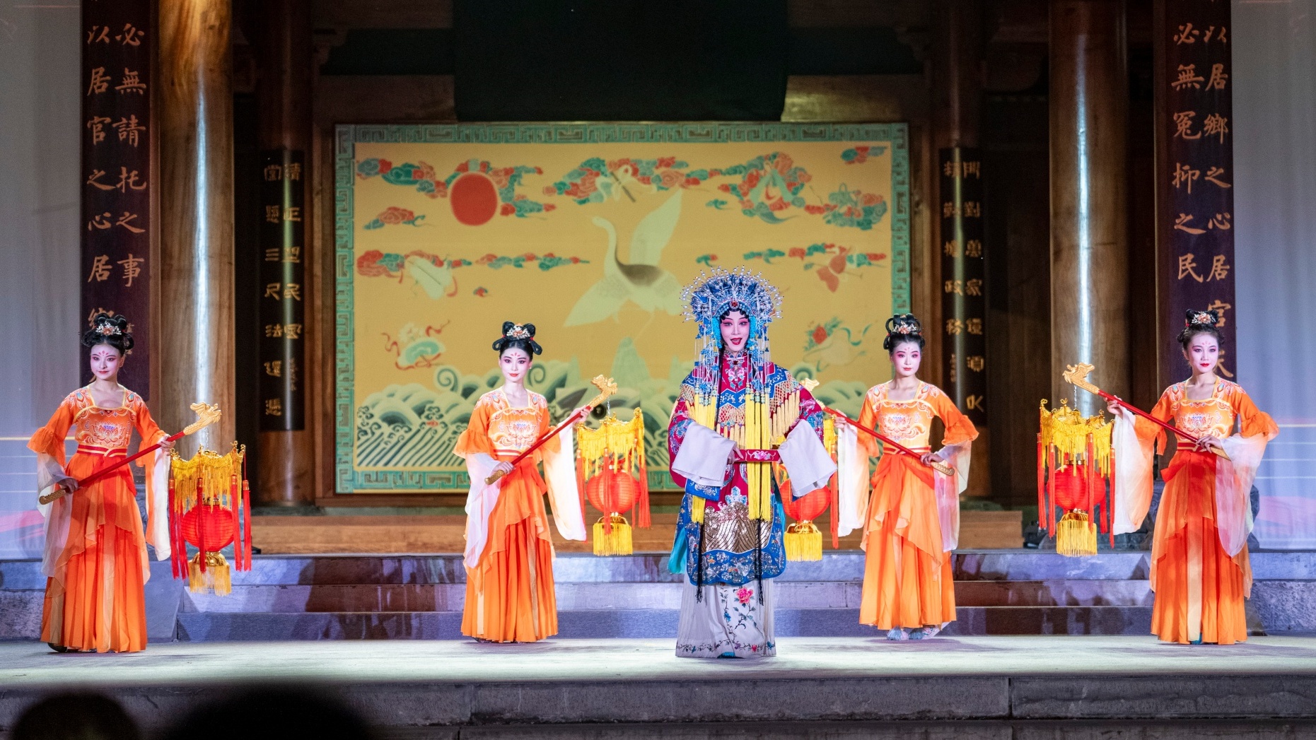 Day hikes, night operas: Mount Fanjing drama season begins