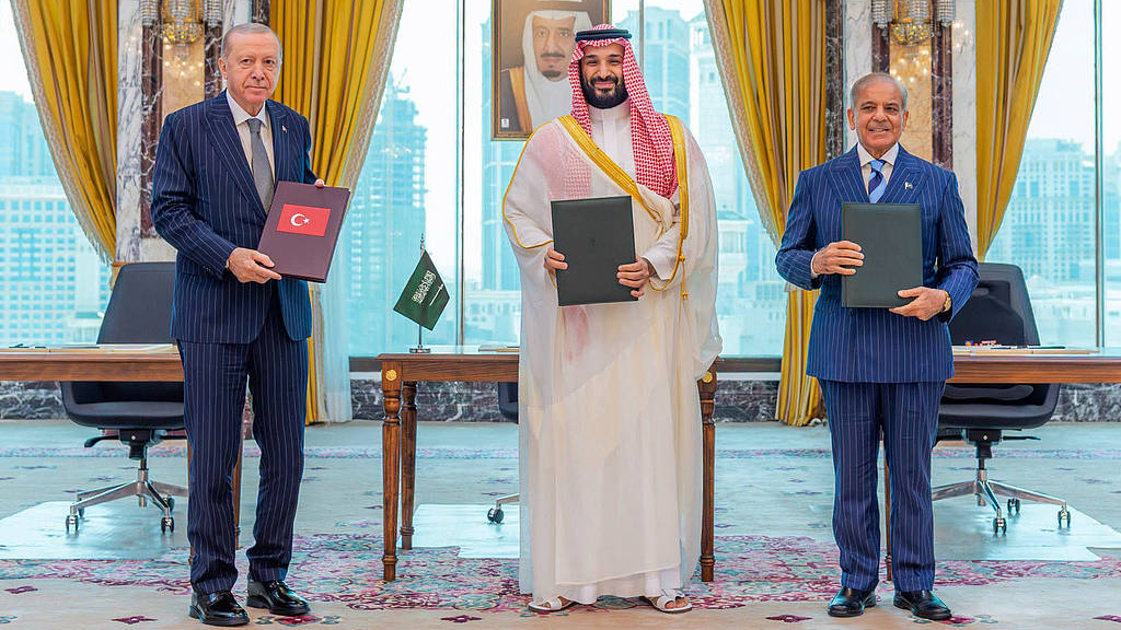 Saudi Crown Prince Mohammed bin Salman (C), Turkish President Recep Tayyip Erdogan (L), and Pakistani Prime Minister Shehbaz Sharif attend the signing ceremony of the Mecca Joint Defense Agreement at the Royal Court in Al-Safa Palace in Mecca, Saudi Arabia, August 7, 2026. /VCG