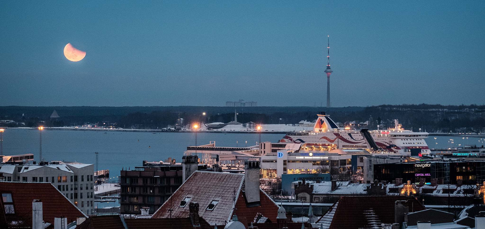 A photo of a lunar eclipse in Tallinn, Estonia, 2018. /VCG 
