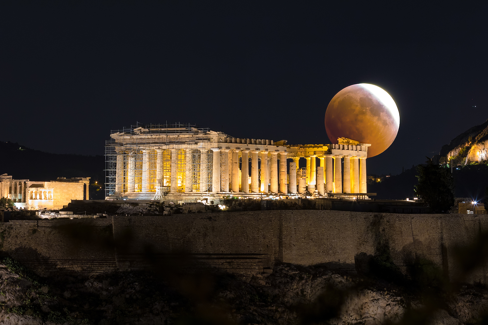 A full moon lunar eclipse over the Parthenon on the Acropolis in Athens, Greece, 2018. /VCG