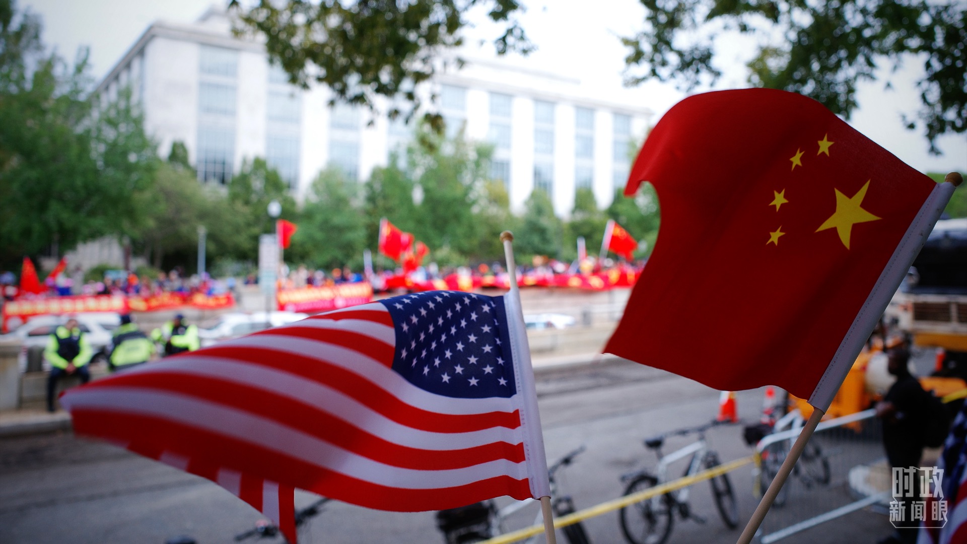 Crowds wave the national flags of China and the United States during Chinese President Xi Jinping's state visit to the United States, September 23, 2026. /CMG