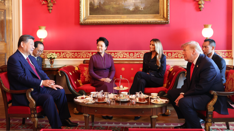 Chinese President Xi Jinping and his wife Peng Liyuan have a chat over tea with US President Donald Trump and his wife Melania Trump at the White House in Washington, DC, the United States, September 25, 2026. /Xinhua
