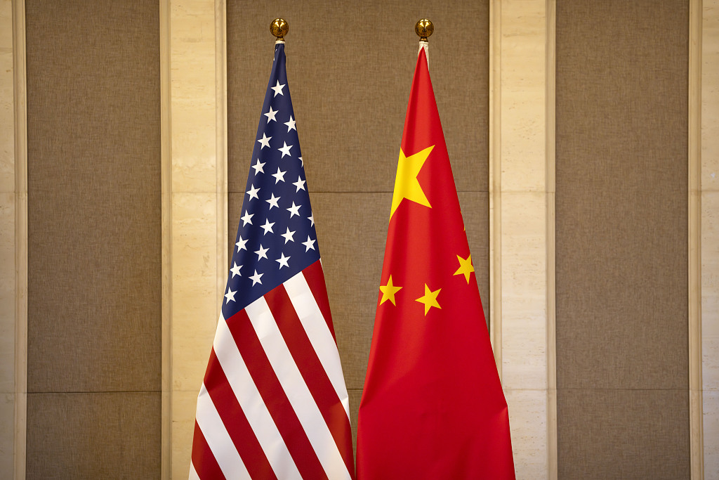 National flags of China and the United States./ VCG