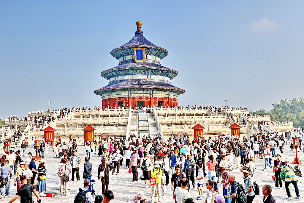Tourists visit the Temple of Heaven during the Mid-Autumn Festival holiday, Beijing, capital of China, September 26, 2026. /VCG