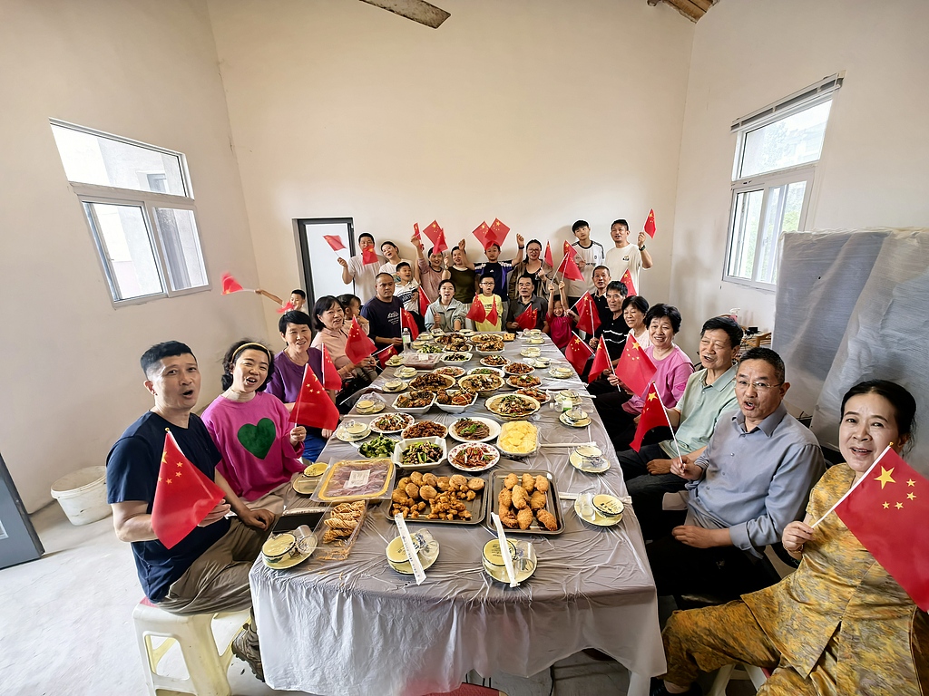 A family gathers in a rural courtyard in Sihong County, Suqian City, east China's Jiangsu Province, September 25, 2026. /VCG