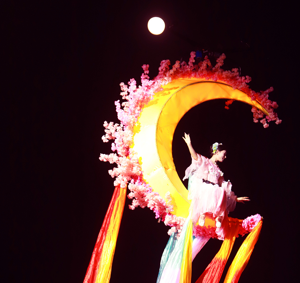 A land-and-air display about Chang'e, the moon goddess in traditional Chinese legends, is staged in Taizhou City, Zhejiang Province, east China, September 25, 2026. /VCG
