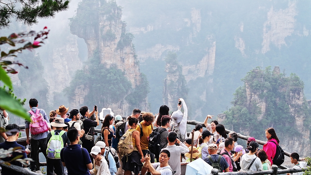 Zhangjiajie National Forest Park draws domestic and international tourists for the Mid-Autumn Festival holiday, Hunan Province, central China, September 26, 2026. /VCG
