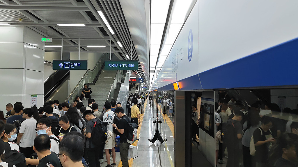Passengers arrive on Guangzhou-Shenzhen intercity trains on the eve of the Mid-Autumn Festival holiday. The line carried 54,800 passengers, a record high, September 24, 2026. /VCG
