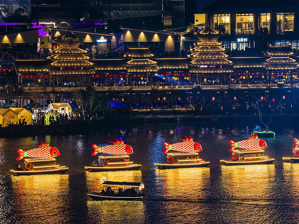 Residents and tourists enjoy an evening cultural performance at Minge Lake, Nanning City, the Guangxi Zhuang Autonomous Region, south China, September 25, 2026. /VCG