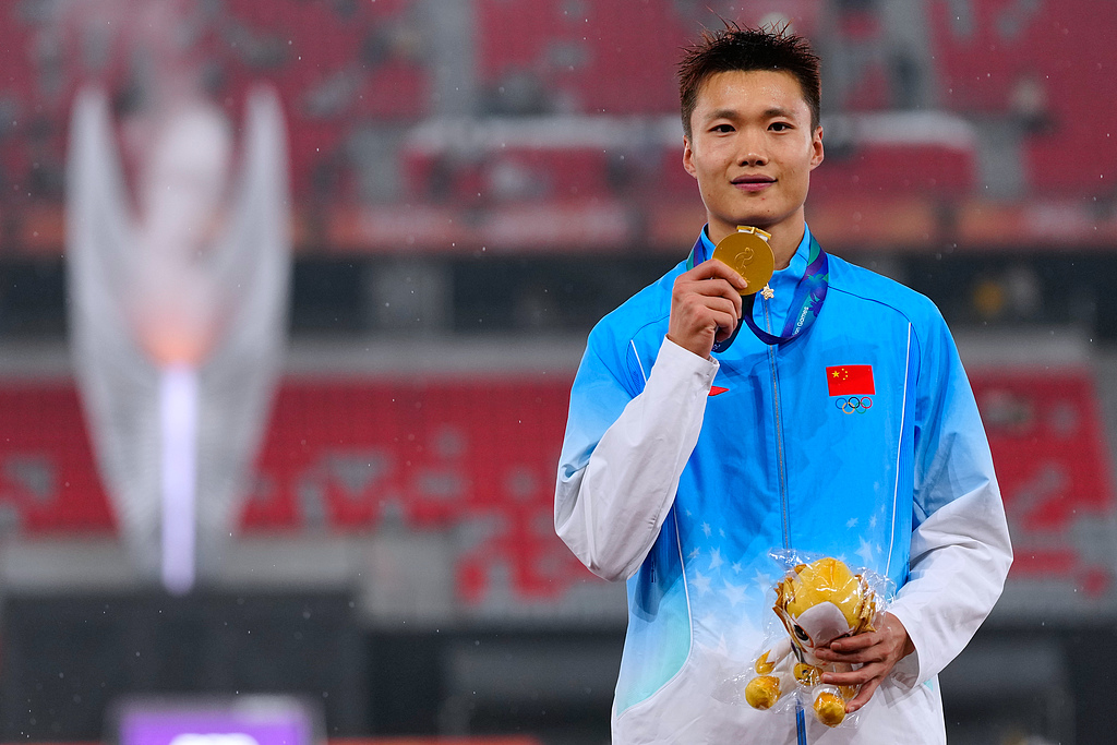 China's Su Wen poses on the podium during the medal ceremony following the men's triple jump final at the Asian Games in Nagoya, Japan, September 26, 2026. /VCG