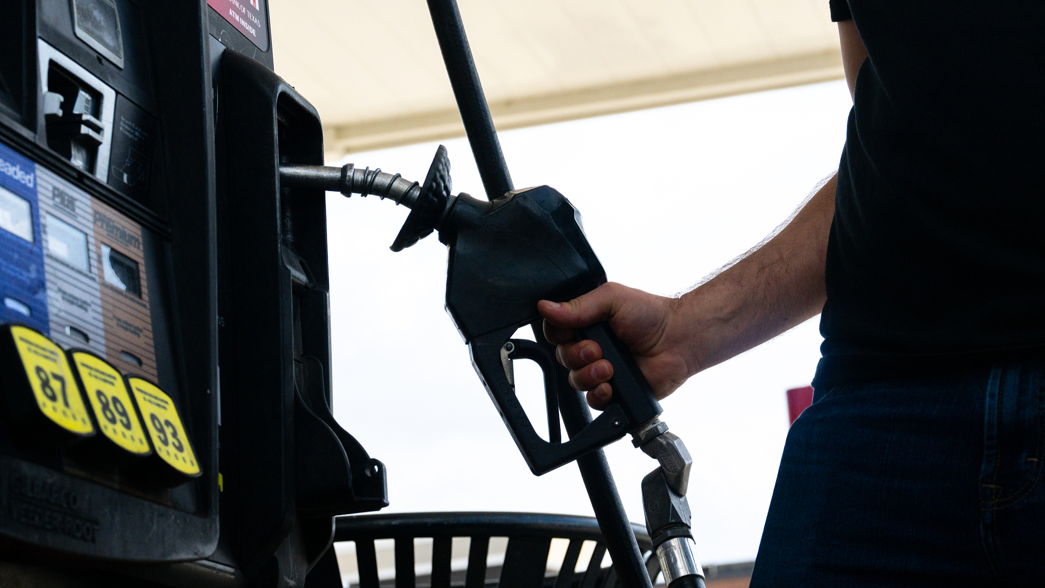 Analysis: How Hormuz is driving global oil prices