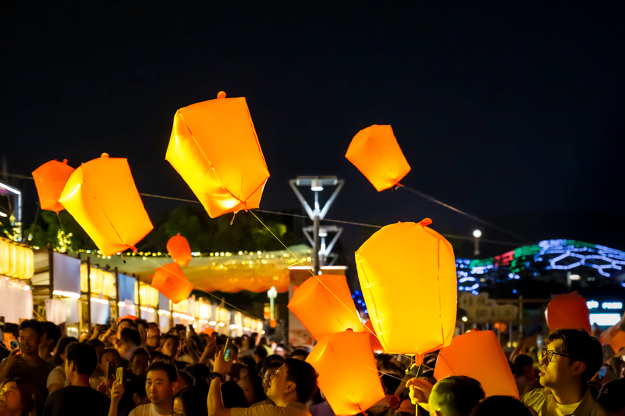 Mid-Autumn Festival celebration at Pujiang Joy City in Minhang District, Shanghai, China, September 25, 2026. /VCG