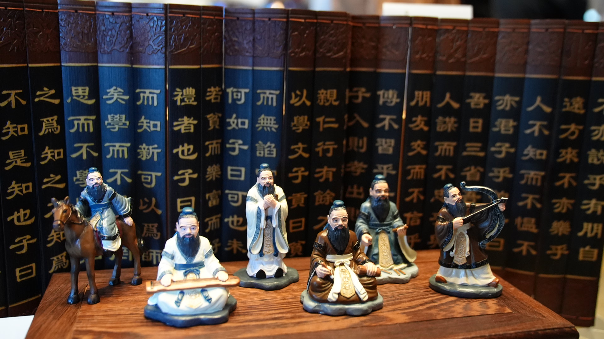 How about decorating your desk with Confucius figurines?