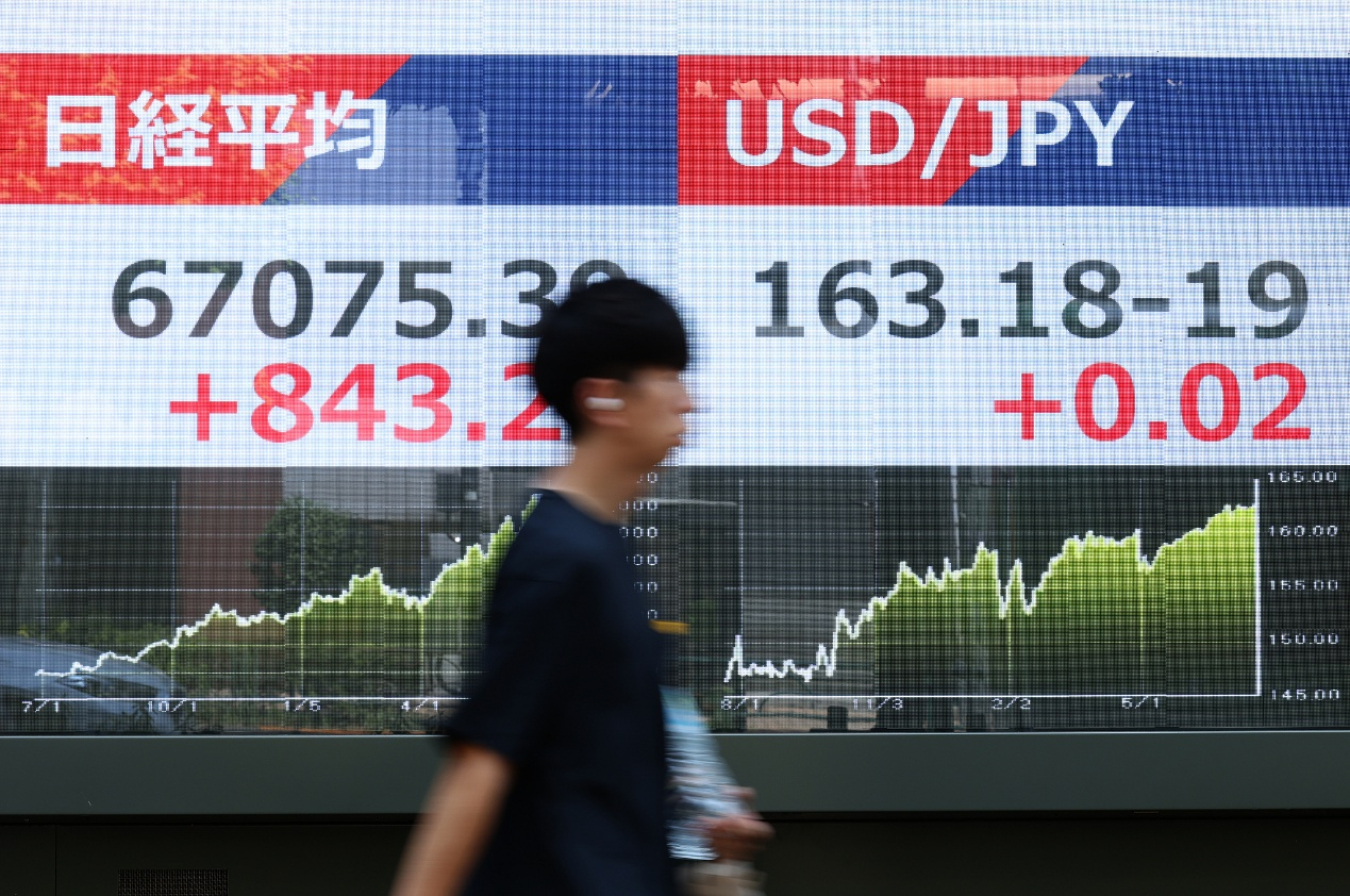 The Nikkei 225 Stock Average and the rate of the yen against the US dollar displayed outside a securities firm in Tokyo, Japan, July 22, 2026. /VCG