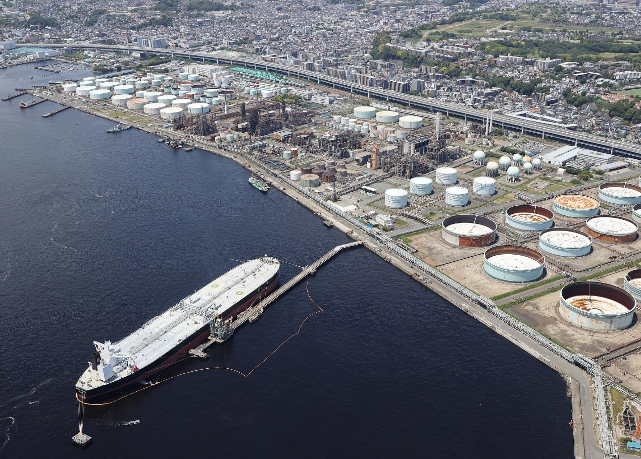An aerial photo shows a tanker coming alongside the ENEOS Negishi Refinery in Yokohama City, Kanagawa, Japan, loaded with crude oil from Azerbaijan, May 12, 2026. /VCG