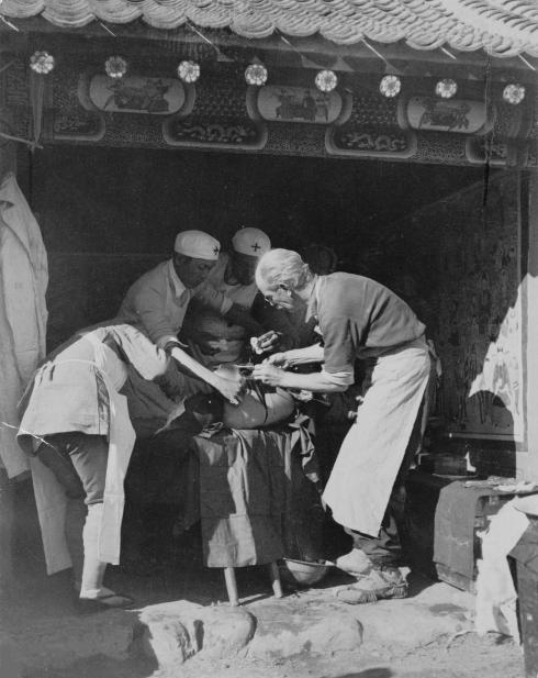 Norman Bethune treats wounded soldiers in the Shanxi-Chahar-Hebei resistance area, China, October 1939. /CFP