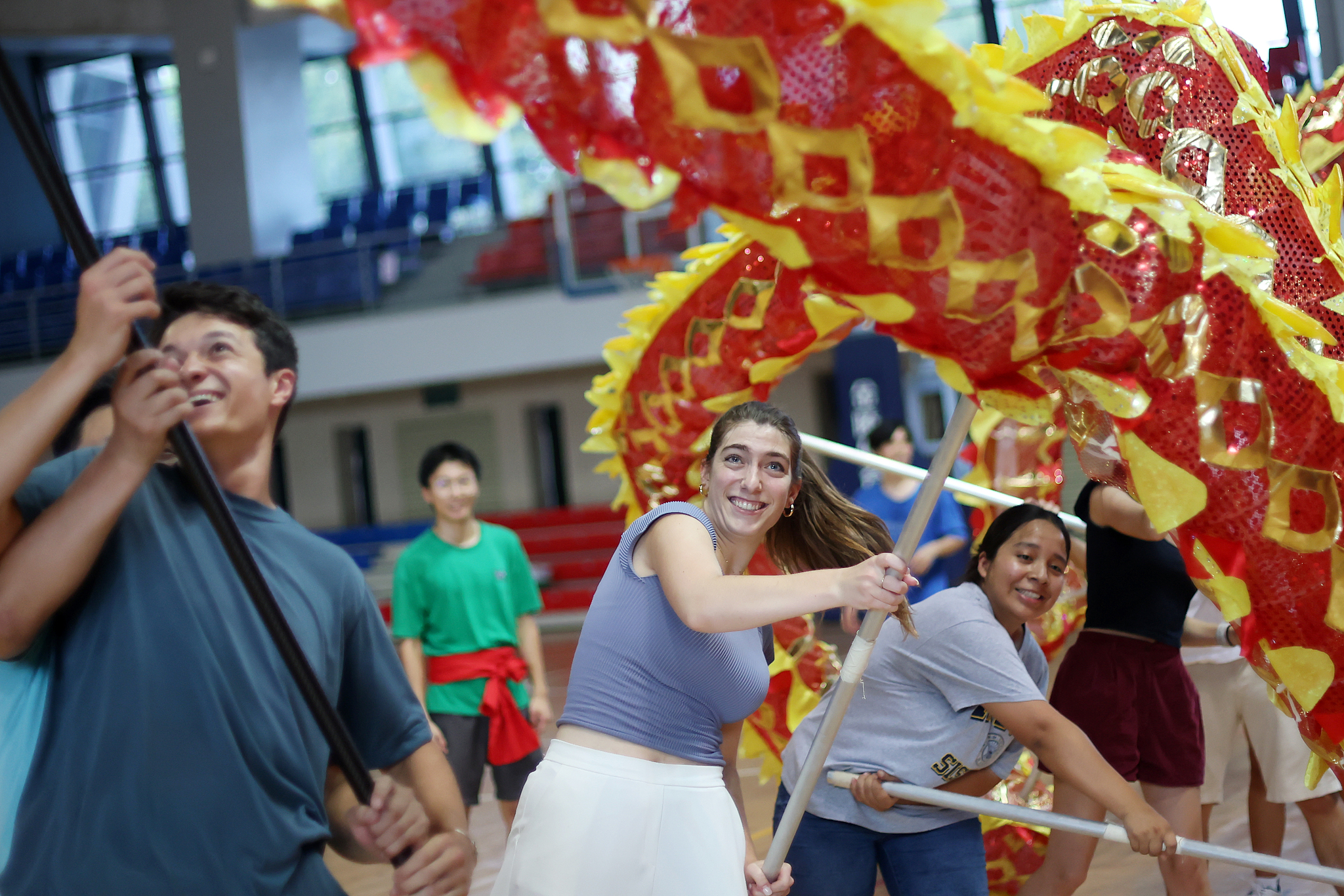 University students from the United States participate in a dragon dance at Nanjing Agricultural University to experience Chinese culture, in Nanjing, Jiangsu Province, east China, August 7, 2024. /CFP