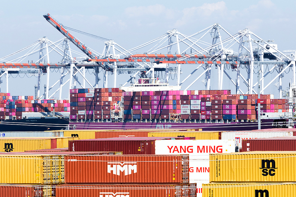 Shipping containers are stacked at the Port of Los Angeles in San Pedro, California, US, September 25, 2026. /VCG
