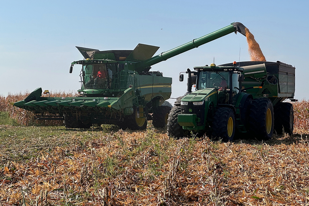 A combine harvester unloads corn into a grain cart near Forest City, Missouri, US, September 8, 2026. /VCG

