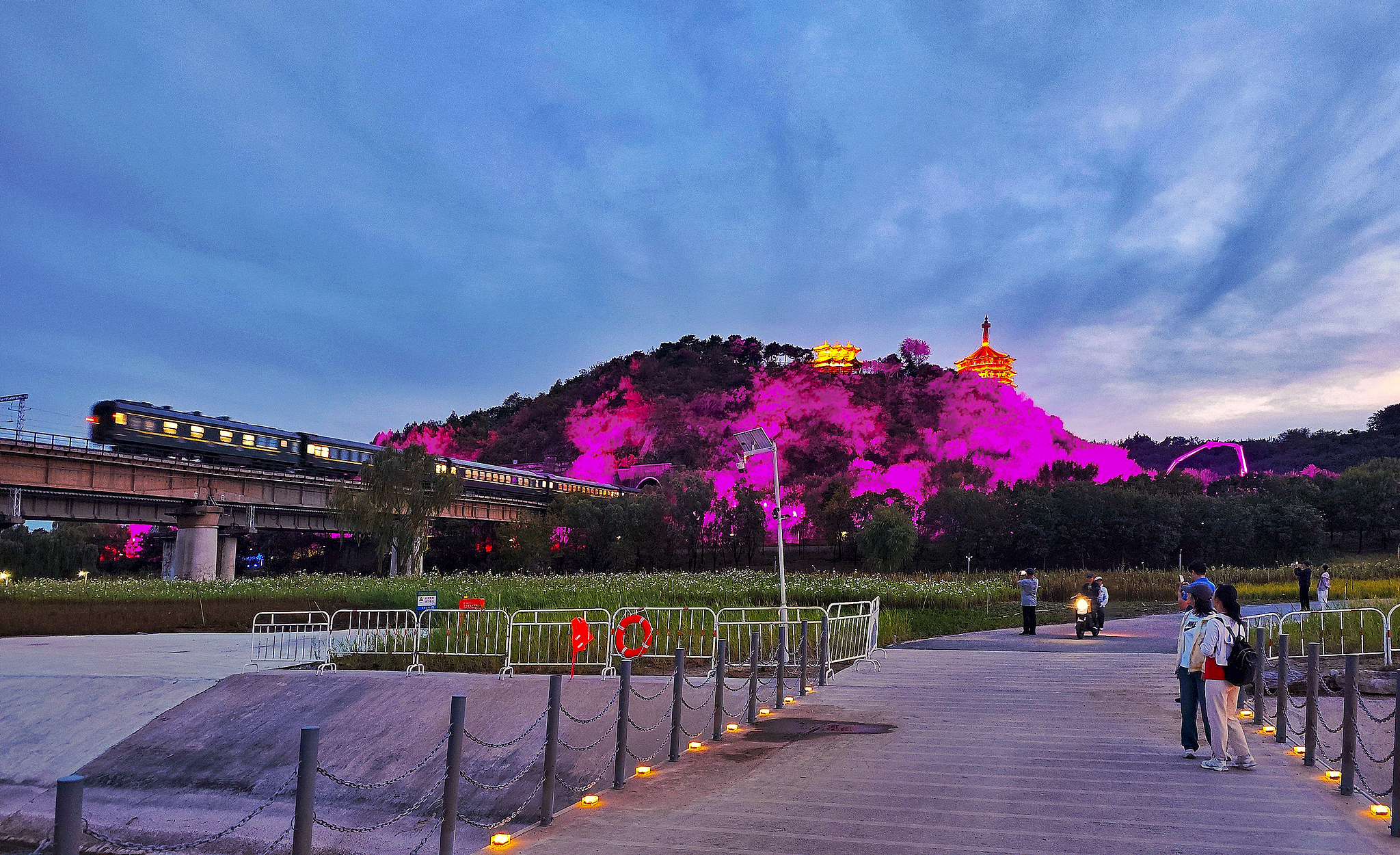 A view of the scenery around the Jingyuan Manshui Bridge on the Yongding River near Beijing's Garden Expo Park /VCG