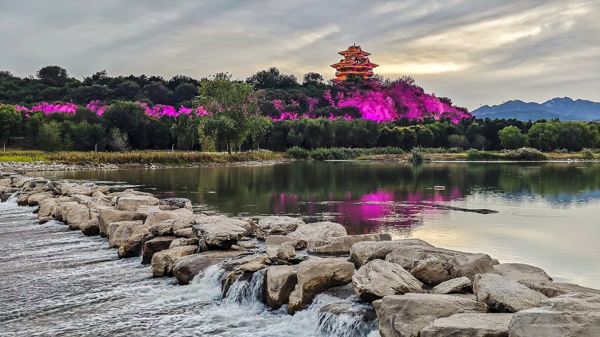 A view of the scenery around the Jingyuan Manshui Bridge on the Yongding River near Beijing's Garden Expo Park /VCG