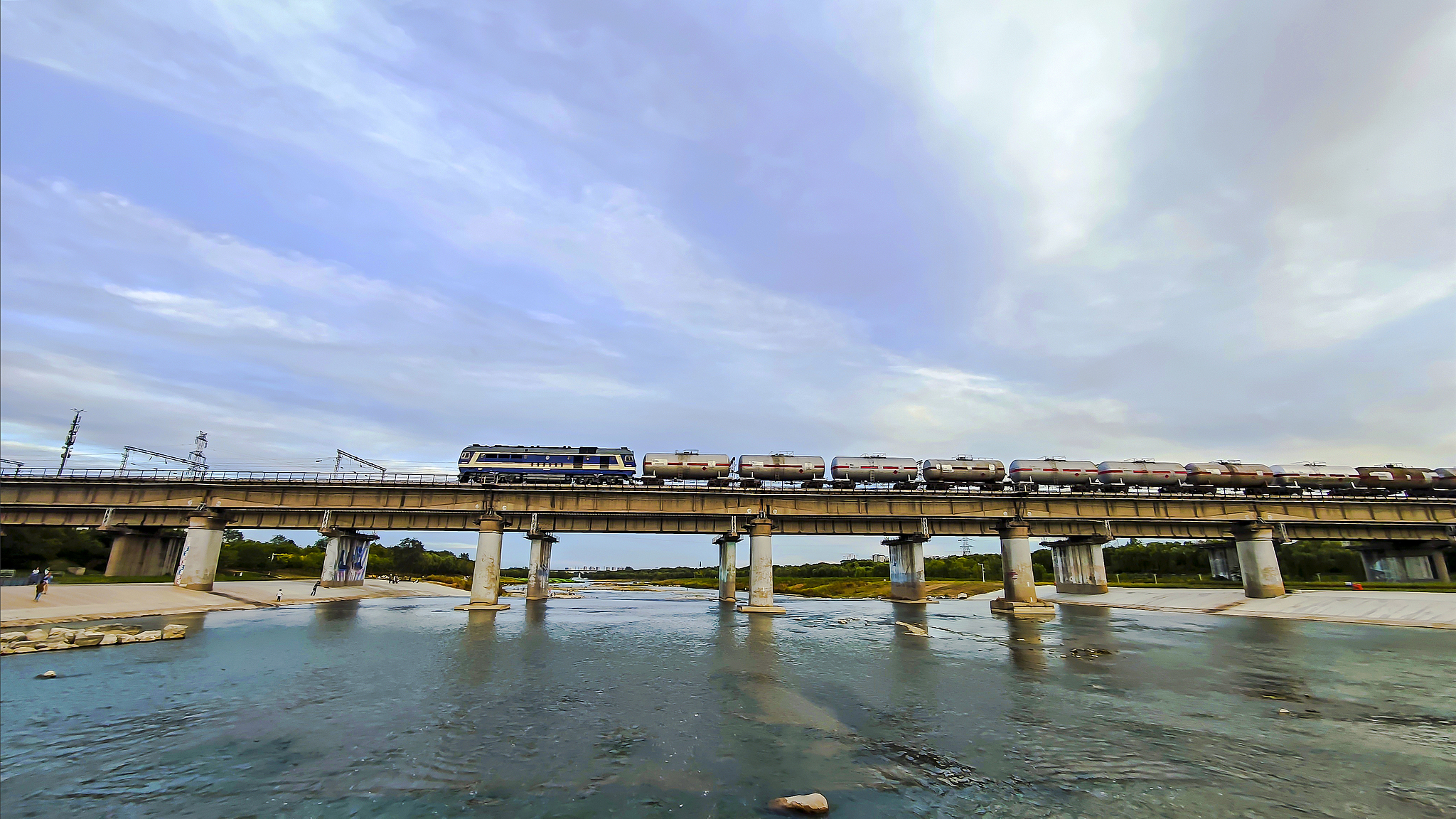 A view of the Jingyuan Manshui Bridge on the Yongding River near Beijing's Garden Expo Park /VCG