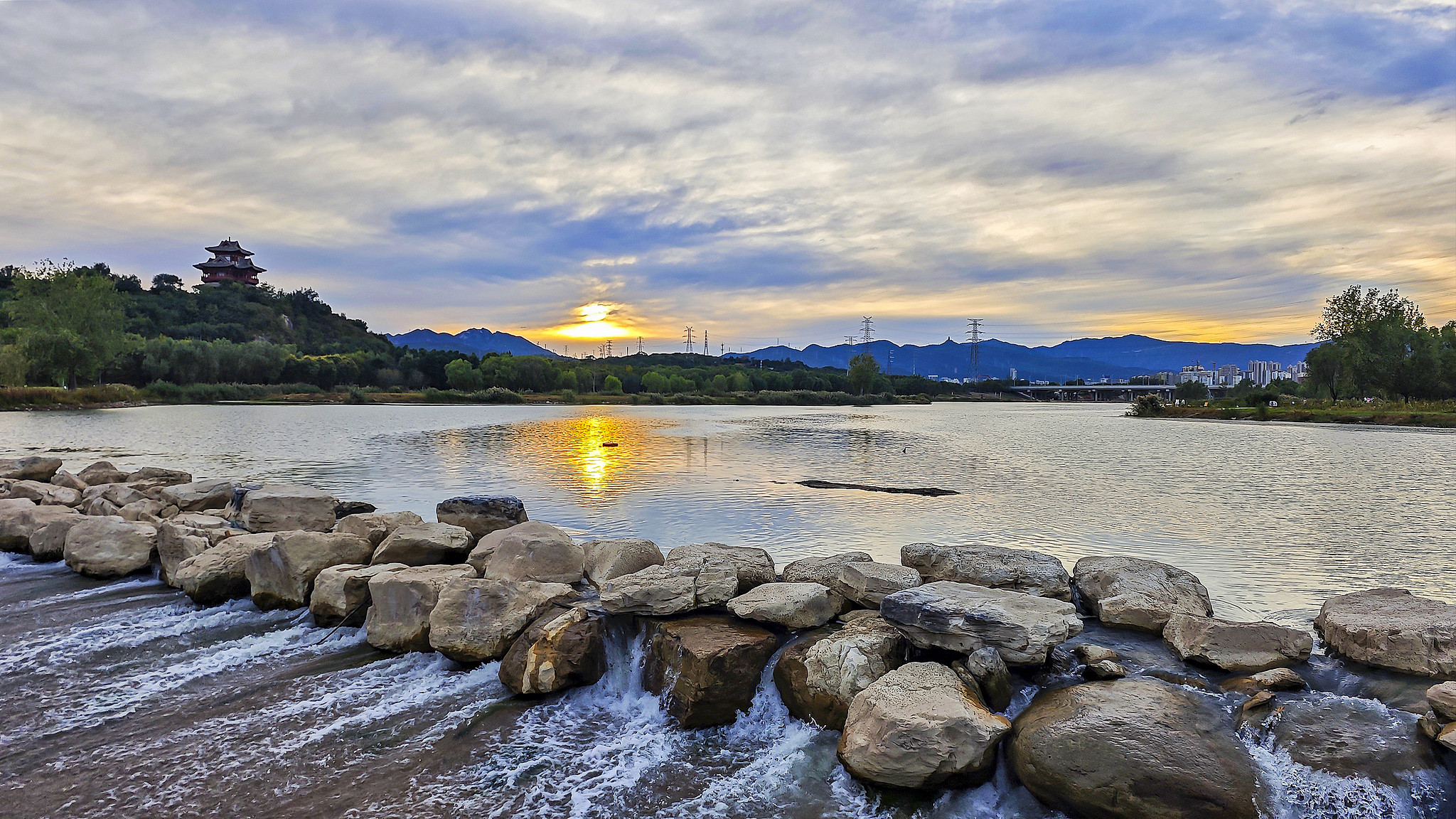 A view of the scenery around the Jingyuan Manshui Bridge on the Yongding River near Beijing's Garden Expo Park /VCG