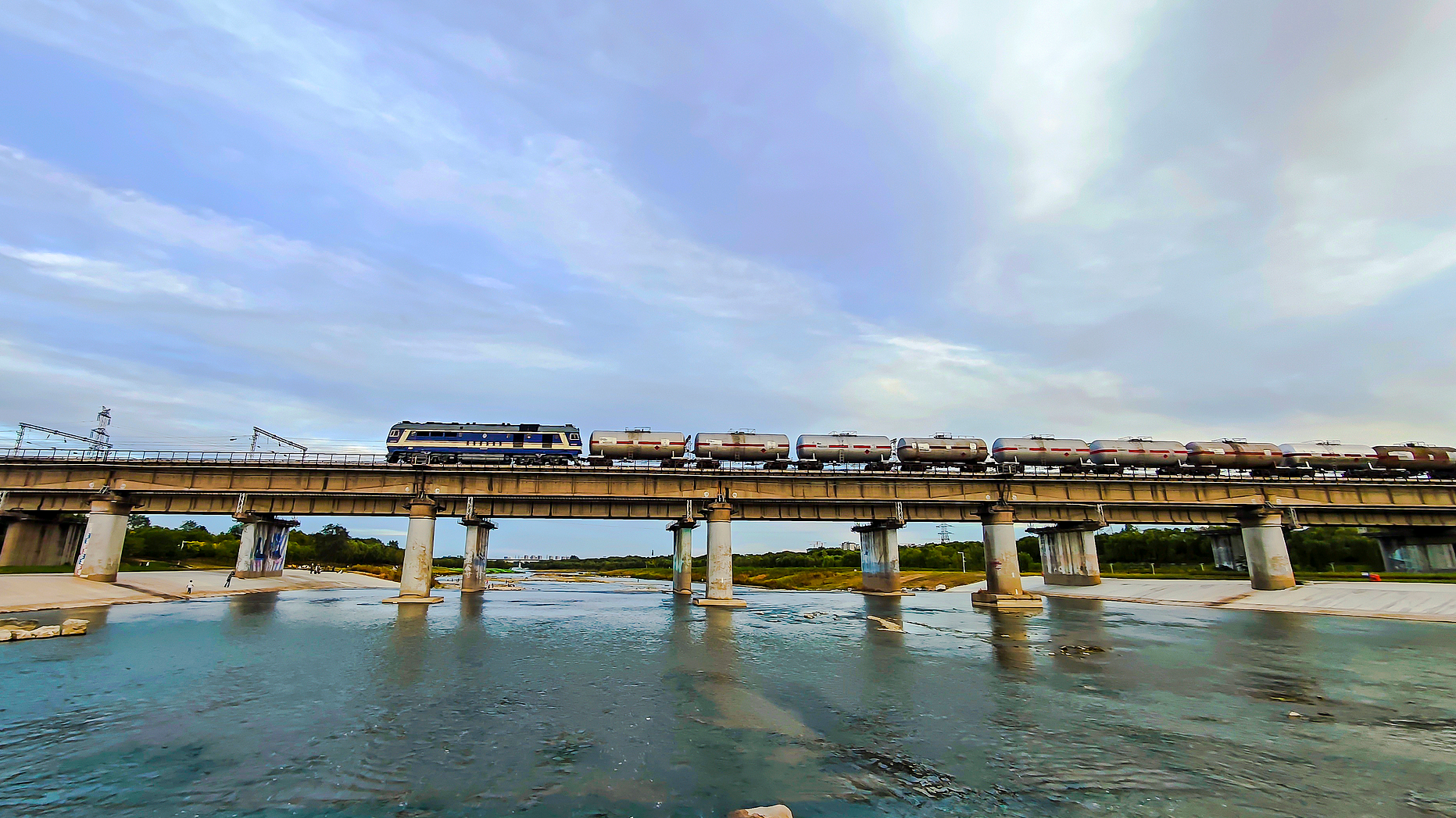 Jingyuan Manshui Bridge: From water facility to public space
