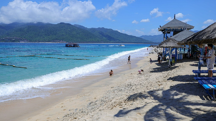Live: Scenic view of Fenjiezhou Island in China's Hainan Province