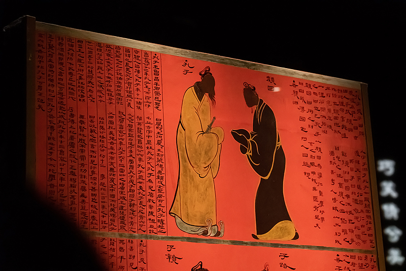 Detail of a replica of the lacquered dressing mirror bearing the earliest known portrait of Confucius (left), on display at the Nanchang Relic Museum of Haihunhou State of Han Dynasty (202BC- 220AD). /VCG