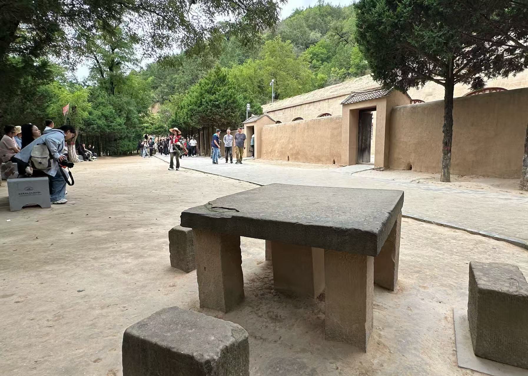 August 6, 1946: This is where Mao Zedong met with the American journalist Anna Louise Strong in front of the cave dwellings at Yangjialing, when they discussed the international and domestic situation, and Mao said: 