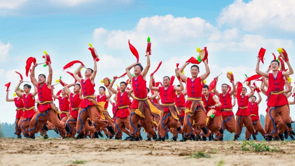 Traditional Chinese dance moves spark viral imitation trend