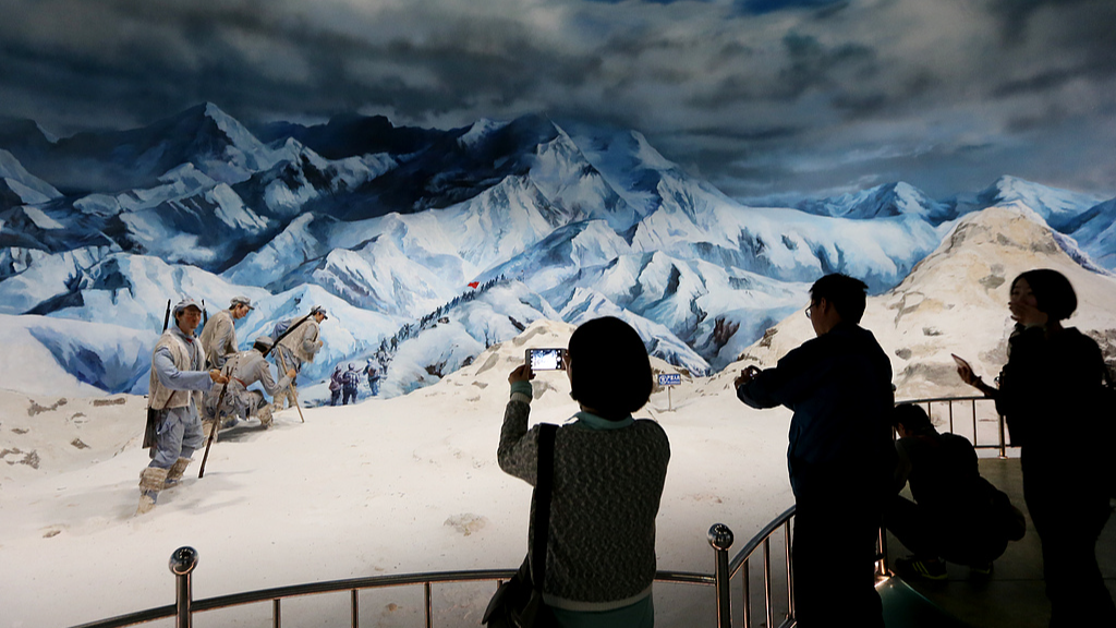 A scene depicting the Red Army crossing snow-covered mountains during the Long March is recreated at a museum in Diqing Tibetan Autonomous Prefecture, southwest China's Yunnan Province, September 6, 2016. /VCG