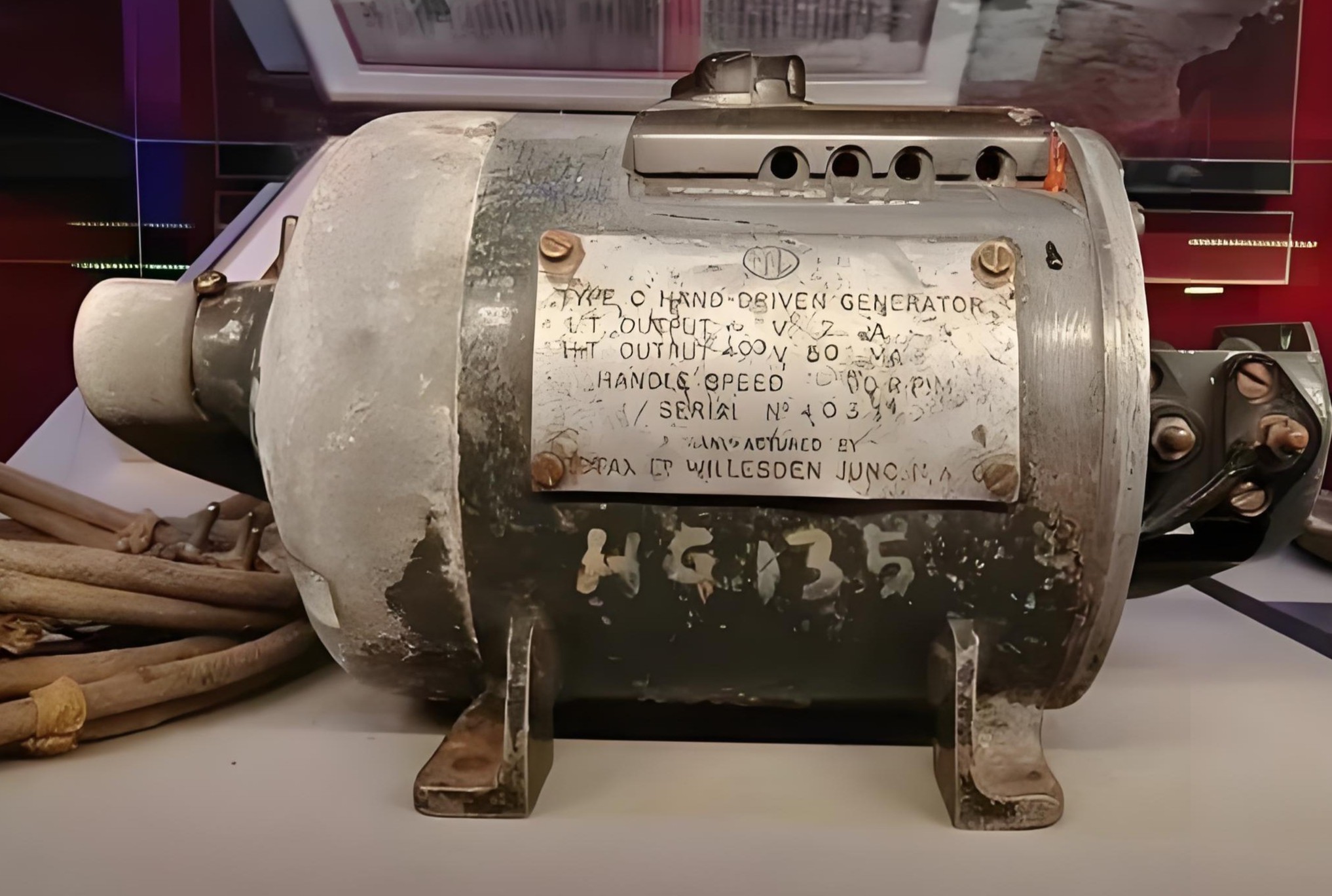 A 68-kilogram hand-cranked generator is displayed in the Military Museum of the Chinese People's Revolution, Beijing, capital of China. /Xinhua