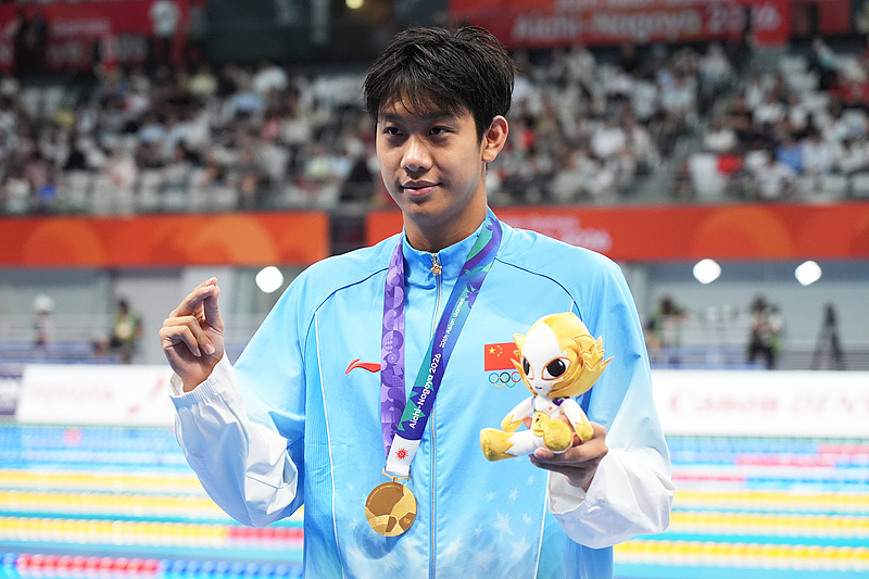 Zhang poses after the medal ceremony for the men's 400m freestyle at the 20th Asian Games Aichi-Nagoya 2026 in Tokyo, September 25, 2026. /VCG