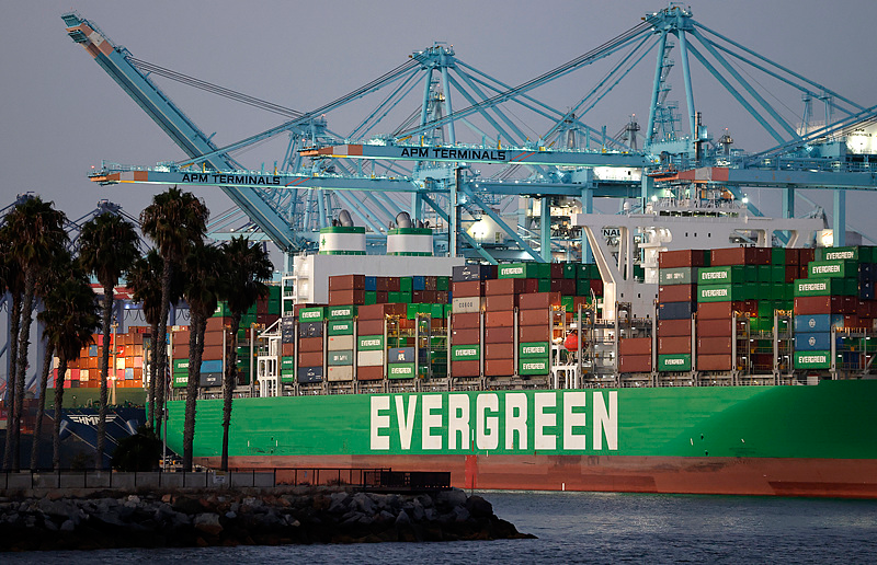 Shipping containers are stacked on an Evergreen container ship at the Port of Los Angeles, California, August 19, 2026. /VCG