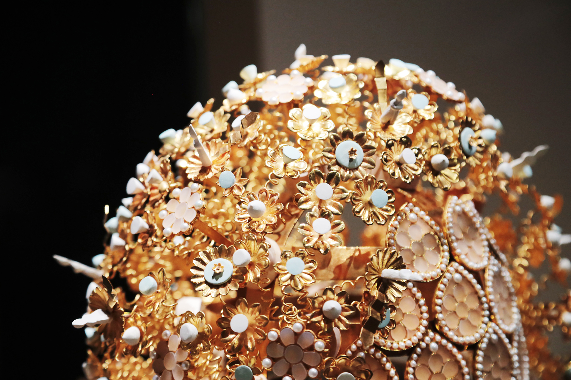 A view of a replica of the ceremonial crown of Empress Xiao of the Sui Dynasty on display at the National Museum of China in Beijing. /CGTN