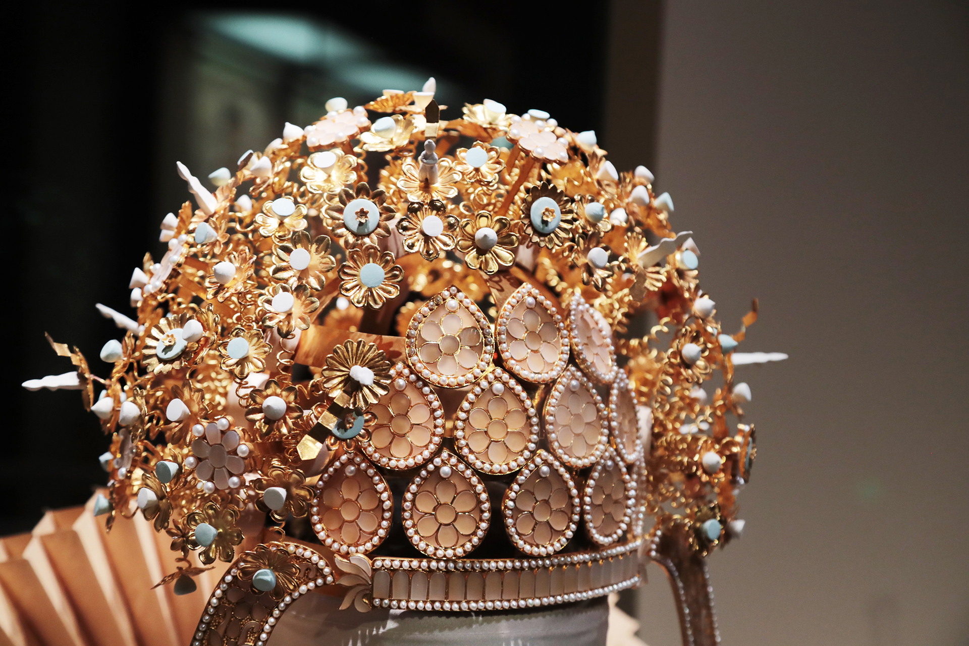 A view of a replica of the ceremonial crown of Empress Xiao of the Sui Dynasty on display at the National Museum of China in Beijing. /CGTN