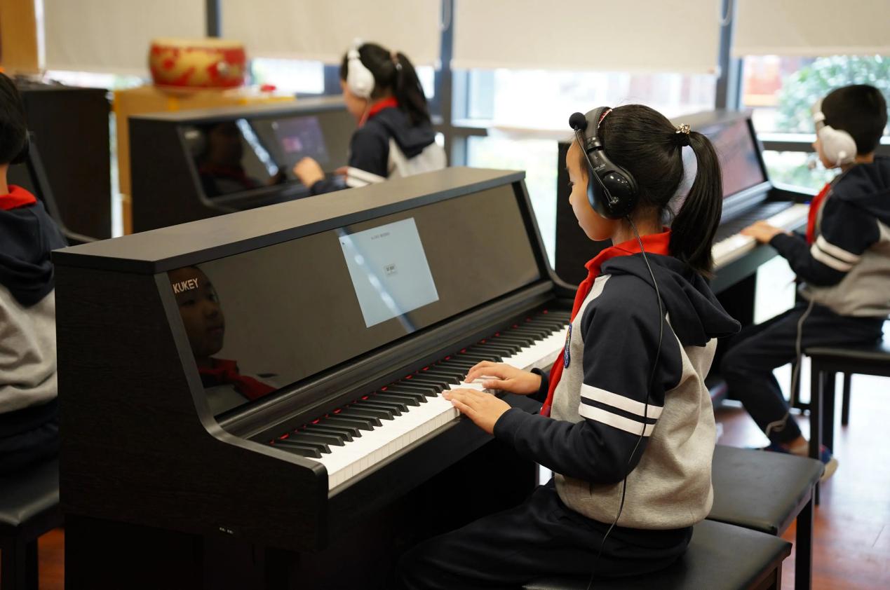 Elementary school students take music classes using AI‑powered smart pianos, Hangzhou Yucai Experimental School, east China's Zhejiang Province. 