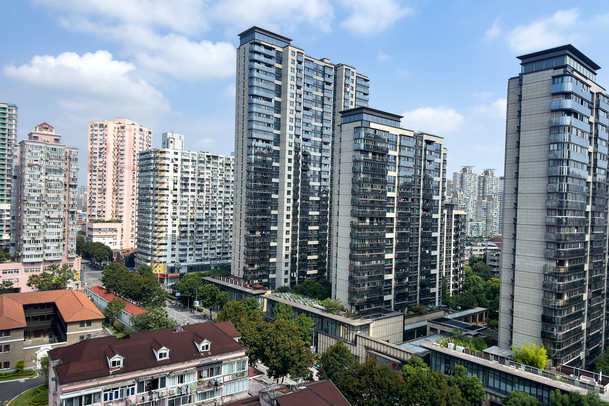 A cluster of residential and commercial buildings in Huangpu District, Shanghai, China, September 25, 2026. /VCG
