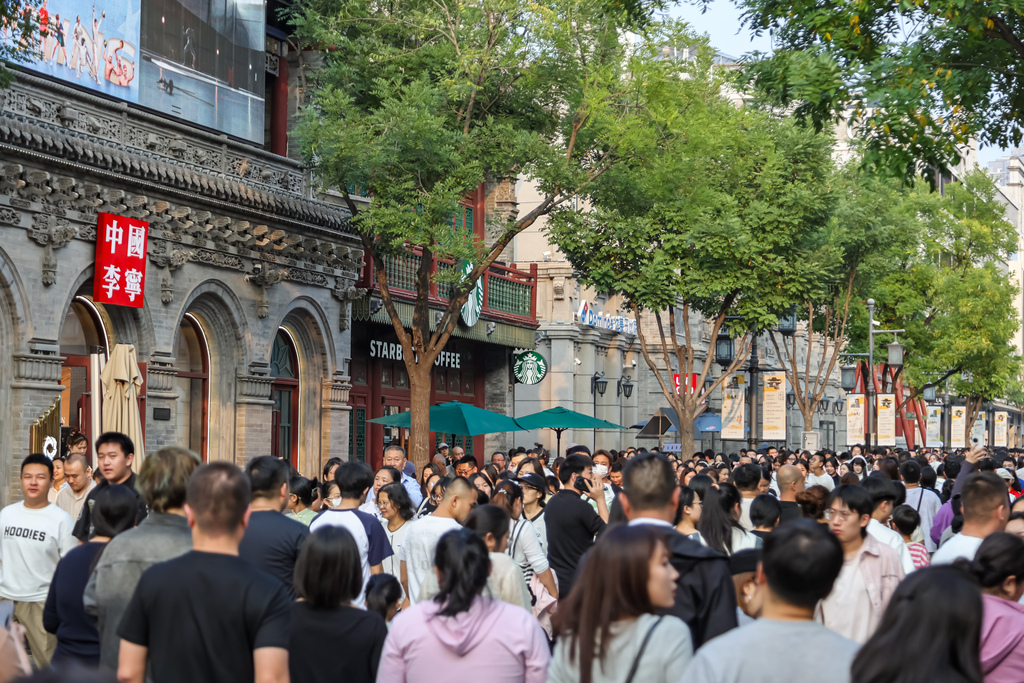 Tourists stroll and take photos along Zhonglou Street, a pedestrian street in Taiyuan, Shanxi Province, September 27, 2026. /VCG