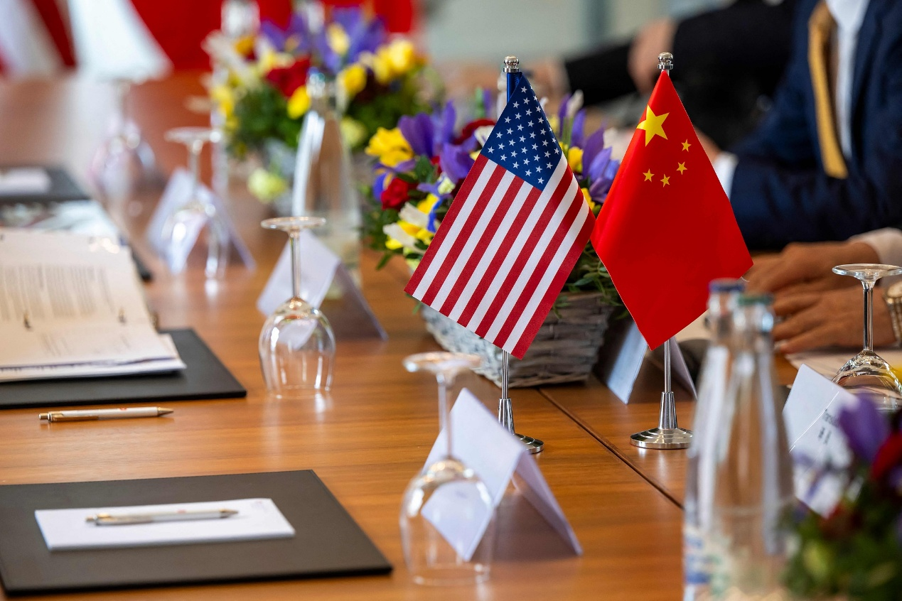 Chinese and US flags seen prior to the meeting to discuss trade relations and tariffs, Geneva, May 10, 2025. /VCG
