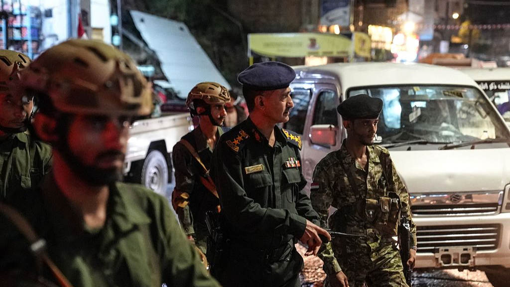 Security forces of the internationally-recognized Yemeni government patrol a street and set up checkpoints in Taiz, Yemen, September 27, 2026. /VCG