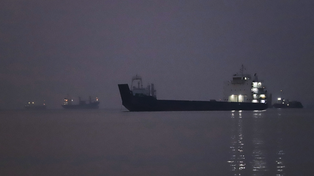 Cargo ships are anchored in the Strait of Hormuz off Bandar Abbas, Iran, September 28, 2026. /VCG