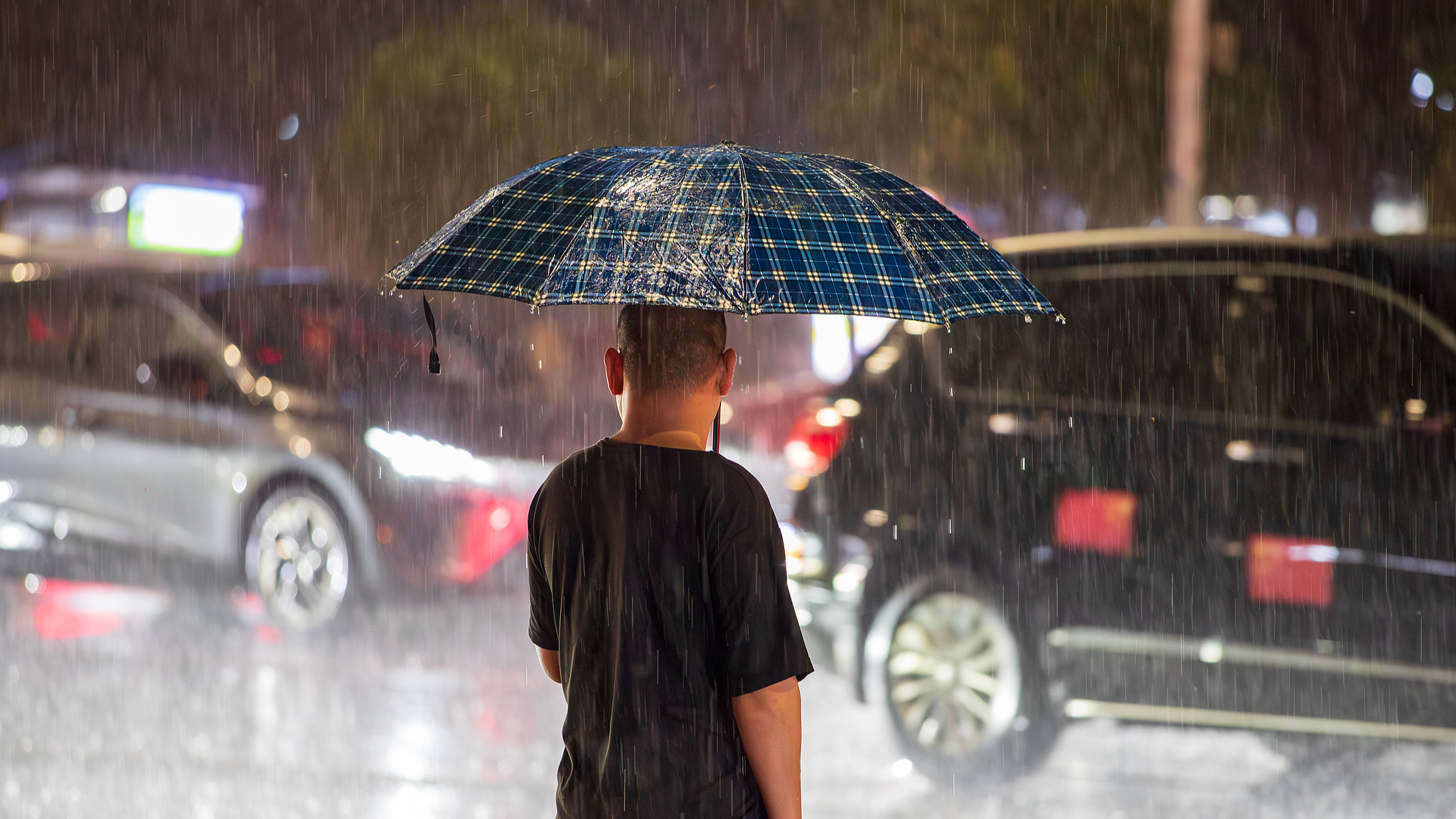 Affected by a cold air mass, Wuhan experienced rainy weather with a significant drop in temperature and citizens traveled in the rain, Wuhan, central China's Hubei, September 17, 2026. /VCG
