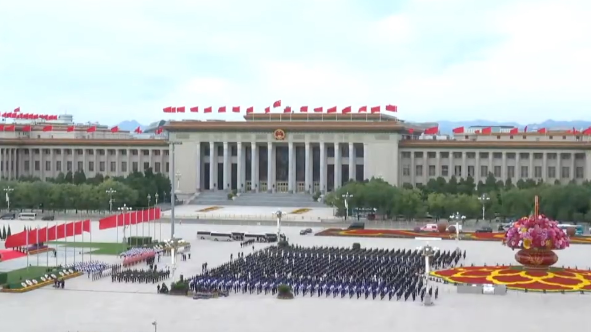 Xi Jinping pays tribute to national heroes on Martyrs' Day